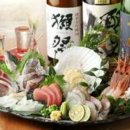 鮮度抜群の季節の魚の刺身盛り合わせ。大トロなどの高級食材なども惜しげもなく使用した、コストパフォーマンスに優れた逸品です。