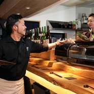 オープン以降はサービスに専念し、お客さまとのコミュニケーションを積極的に図っております。料理のリクエストや苦手な食材の変更、ご要望の食材を用意するなど、お客さまの希望には全力で向き合っております。