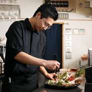 料理・接客スタッフ各自の役割はもちろん、お客さまに快く食事をしていただけるような、雰囲気づくりにもスタッフ一丸となって取り組んでおります。