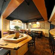 開放感のあるテーブル席から、プライベートな食事にうってつけの個室までさまざまなお席をご用意しております。女子会や宴会などのご友人同士でのお食事にぜひご利用ください。