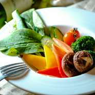 新鮮な地元野菜を自家製ソースにたっぷりつけて。