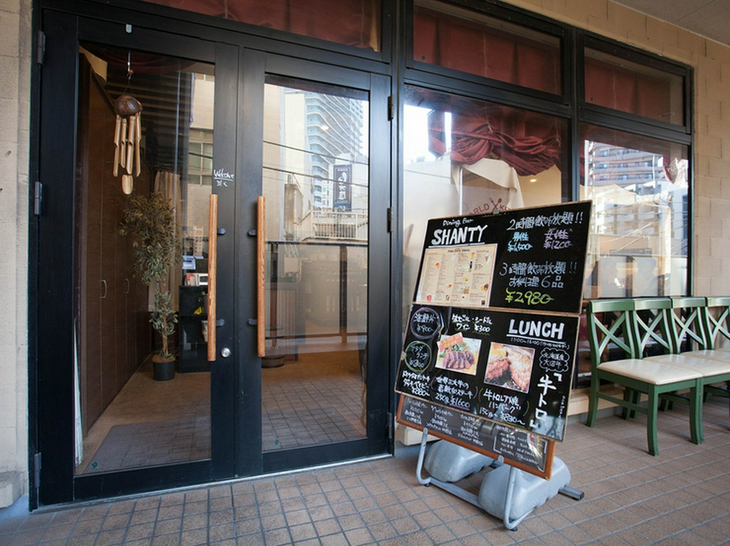 外は黒の扉がシックな装いながら、店内はカジュアルな空間