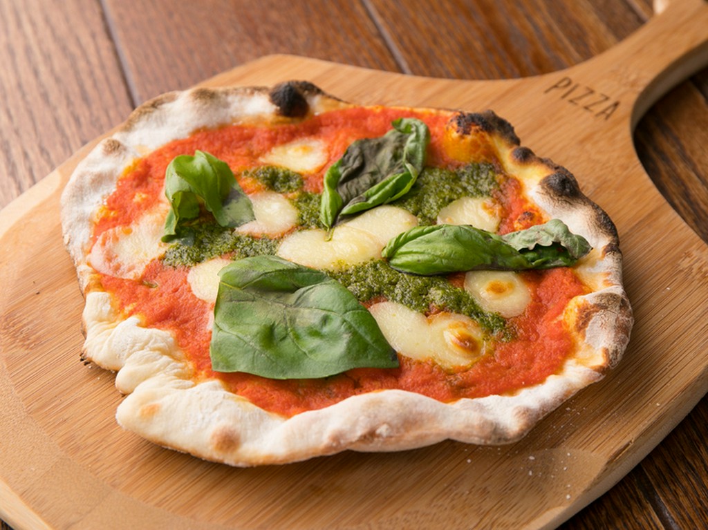 パリッとした生地の『自家製トマトソースのマルゲリータ』