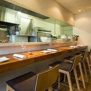 小網町駅から徒歩5分と近く、アットホームな雰囲気なので、女性のお1人様も少なくありません。カウンター席に座り、1人まったりといただく本格イタリアン。この上ない幸せを感じるひとときです。