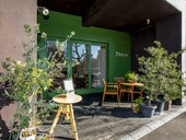 お店のカラーである緑を基調とした、目を引く外観