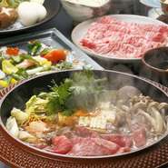 『しゃぶしゃぶ』などで使用しているのは地元島根県産黒毛和牛。脂と赤身のバランスがよいのが特徴です。洋食で使用する大きな有頭海老、ベニズワイガニ、野菜も地元のおいしいものだけが使用されています。