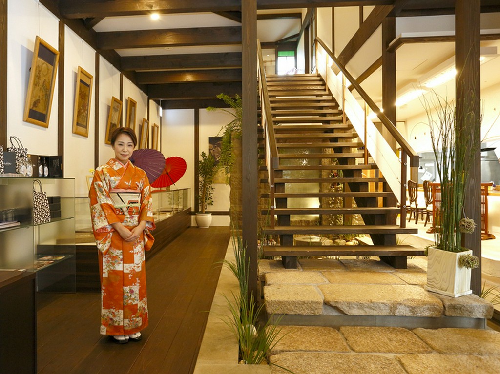 新旧の融合。旧オーナーから引き継いだ絵画コレクションは見もの