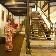 外観は、松江造りの古風な趣きある佇まい。店内も、明るくすっきりとした和空間になっています。壁には絵画コレクションの数々。旧オーナーから受け継いだもので、新しい建物と古いものがうまく調和しています。