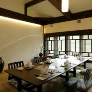 2階には、ゆったり過ごせる個室があり、ビジネスシーンにも最適。島根県産の黒毛和牛を使った『しゃぶしゃぶ』や『すき焼き』のコースは、ゲストにも満足していただけるのではないでしょうか。