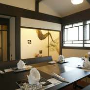 店内はモダンな和の空間。ちょっと贅沢な大人の女子会にいかがでしょうか。SNS映えするお料理や絵になる空間、窓から見える松江城の景色で、会話も自然に弾みます。