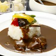トッピングされた彩り野菜が目を引くビーフカレー。和牛のスジ肉をベースに、4日かけてじっくり煮込んでいるので、濃厚でコクのある味わいを堪能できます。