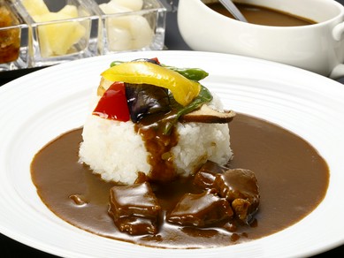 じっくり煮込んだ深みのある味わいが魅力！　『大正浪漫ビーフカレー』サラダ付き