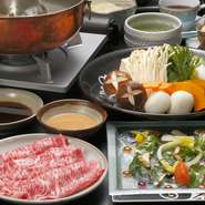 脂と赤身のバランスがよく、品評会でも常に上位に入る島根県産黒毛和牛。この上質な肉を、さっと湯に通していただくしゃぶしゃぶは贅沢の極みです。創業60年の秘伝のごまだれとポン酢との相性も抜群。