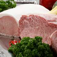 地元島根県産の黒毛和牛にこだわり、最高級A4～5ランクの中からさらに厳選された上質な肉だけを使用しています。県産和牛の特徴である強くて奥深い旨味を存分に引き出し、ご提供しています。