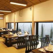 お部屋には、大きな窓があり、そこから見える松江城は絶景です。ご友人との会話も弾むことでしょう。四季折々、その時にしか見られない景色とともに、おいしいお料理をご堪能ください。