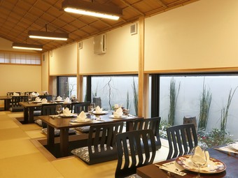 大きな窓から望む松江城。美味しいお料理とともに