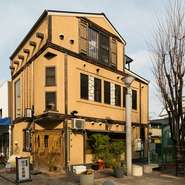 福山駅から徒歩5分ほどなので、一人でフラリと立ち寄るお客様も多くいらっしゃいます。新鮮な魚介が揃うお店なので、ネタケースや生簀を見て、その日のオススメを聞くなど、旬の食材を堪能できます。