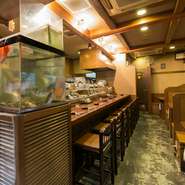 一日の仕事を終えた店主はそのまま市場へ。自分の目で食材を見て、最も良い魚を仕入れるコダワリです。店内には生簀もあり、常時7～8種類の魚が揃っています。旬の魚を堪能できると、リピーターも多いお店です。