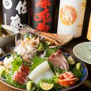 1階はカウンターにテーブル席があり、仲間が集まっての飲み会にオススメ！　2階席は大人数での宴会も可能です。刺身に焼き物、てんぷらに鍋ものなど、お酒が進むメニューが充実しています。