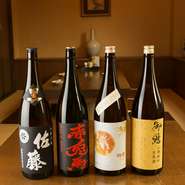 和食にピッタリ合う日本酒や焼酎が揃っているのもお店の自慢。日本酒は15種類、焼酎は30～40種類と圧巻です。さらに、店主との会話の中で、とびっきりの「シークレット」が登場することもあります。