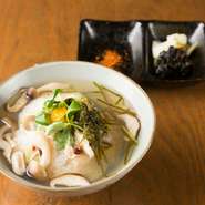 鯛茶漬けのように、魚介を使った料理はできないかと考案されたメニューです。はまぐりの旨味が、ダシに溶けだして絶品！口いっぱいに広がる香りと長い余韻が楽しめます。〆にピッタリの、サッパリとしたお料理です。