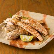 漁師さんが食べていた浜の料理。蒸して提供されることの多いしゃこを、醤油でピリ辛に焼き上げた一品です。しゃこは大きさも自慢！これを楽しみにお店に通うお客様もいるほどです。