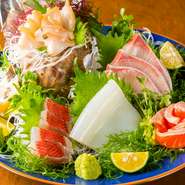 店内に生簀を用意するなど、新鮮な魚を提供することにこだわっています。中でも召し上がっていただきたいのが『刺身盛り合わせ』です。ブリや金目鯛など、仕入れ状況に合わせて、「最高」のお刺身をご提供します。