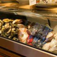 本当に美味しい魚を食べていただきたいという思いから、業者に頼るのではなく、自分の目で見て食材を仕入れています。そうすることで、魚の「旬」もしっかりと確認できます。とにかく魚の鮮度にこだわるお店です。