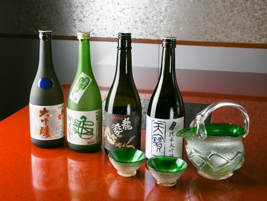 地元広島産の豊富な日本酒が揃う