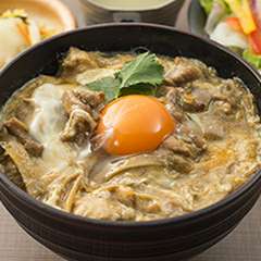 コクがあってコシが強い、旨味がぎゅっと凝縮された鶏肉の美味しさがたまらない逸品『東京軍鶏　親子丼』
