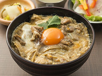 コクがあってコシが強い、旨味がぎゅっと凝縮された鶏肉の美味しさがたまらない逸品『東京軍鶏　親子丼』