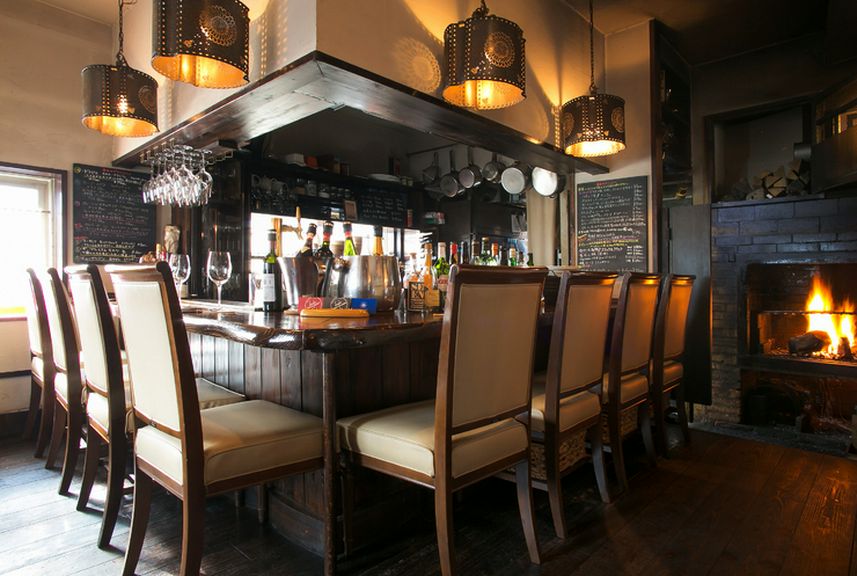 しっとりとしたムードの中、大人のビストロデート