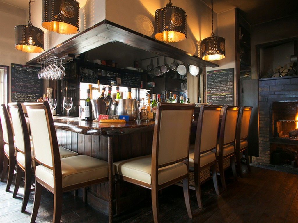 しっとりとしたムードの中、大人のビストロデート