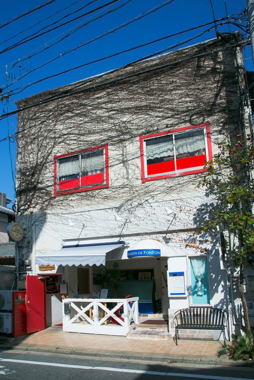 薬院大通駅から徒歩10分。蔦の這う素敵な素敵な建物の2F