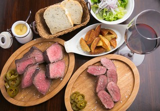 薪窯でじっくりと焼き上げたお肉とワインのマリアージュ