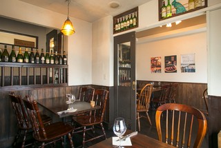 奥の部屋は、扉で仕切って個室としての利用もOK