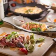 豚肉から佐賀牛まで、すべて九州の各地から、こだわり抜いた美味しい厳選食材のみを集めています。『みつせ鶏のたたき』は、佐賀の柔らかくてうま味のある「みつせ鶏」を使った逸品です。