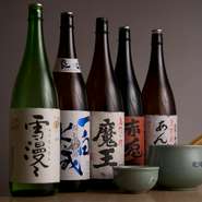 お酒は、麦焼酎や米焼酎、泡盛などからお好みで選べます。メインは芋焼酎で、その種類は30ほど。中でも芋焼酎の『あんばい』は、【食楽厨房あんばい】の名前でオリジナルにつくっている銘柄です。