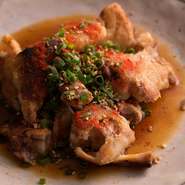 豚肉に特化した精肉店から仕入れた豚足を、5時間ほど炊いて完全に柔らかくしてから味付け。さらにひと手間かけて揚げています。豚足には、揚げるメニューと焼きのメニューがあります。