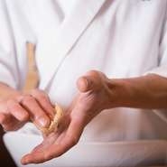 シャリのおいしさも自慢。自然栽培のササニシキに酒粕赤酢を合わせ、独自の本手返しで握ります。空気を含んだシャリが、タネとともに口の中ではらりととろける様は、まさに至福の味わいです。