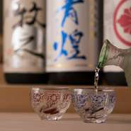 お鮨に合う味わいの日本酒をセレクト。一般的にはあまり出回っていない、知る人ぞ知る銘酒が揃います。新酒、夏酒、ひやおろしなど、酒の旬も意識した取り揃えなので、お酒からも季節感を楽しめます。