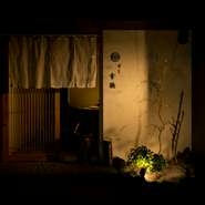 高砂の一画に静かに佇む、隠れ家的な鮨店です。イチョウの白木のカウンターに全7席をゆったりと配置。旬の最上の食材で仕上げるつまみと握りを、心地よい空間と時間のなか、ご堪能いただけます。