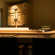 カウンター席に座ると、存在感のある氷式冷蔵庫が目の前に。外装を木曾檜で仕上げた特注品で、氷式で食材を保管することで、温度が下がりすぎず、適度な湿度を保てるため、タネのおいしさが驚くほど際立ちます。