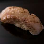 長崎県対馬ブランドの高級魚、赤ムツ（ノドグロ）は脂の旨さが格別。炙って香りを立たせ、身にほどよく脂が浮き出た頃合いがおいしさの頂点。とろける旨さのタネが、口の中でシャリとともに美しくほどけていきます。