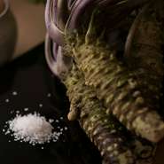 日本全国の漁港から集う旬の魚介、自然栽培の東北産ササニシキ、貴重な真妻わさび、自然な甘みがすばらしい種子島産天日塩、赤酢など、すべての食材を厳選。それらを合わせた最髙の握りをご提供しています。