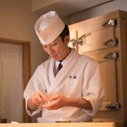 鮨店のカウンター席は「緊張する」と思われがちですが、【幸徳】はいたって気軽な雰囲気。笑顔と会話のおもてなしを大事にし、自然体でくつろいでいただく店づくりをしています。ぜひ、お気軽にどうぞ。