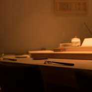 【幸徳】はお子様も、年齢制限なしでご入店いただけます。二世代や三世代で訪れてくださるお客様もいて、ほほえましい雰囲気。旬の最上のタネで握った鮨を、ご家族といっしょに、ゆったりと楽しめます。