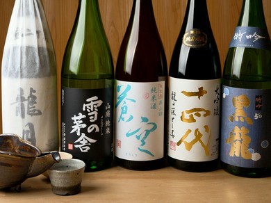 地酒や焼酎、ワインなど厳選された一本が豊富に