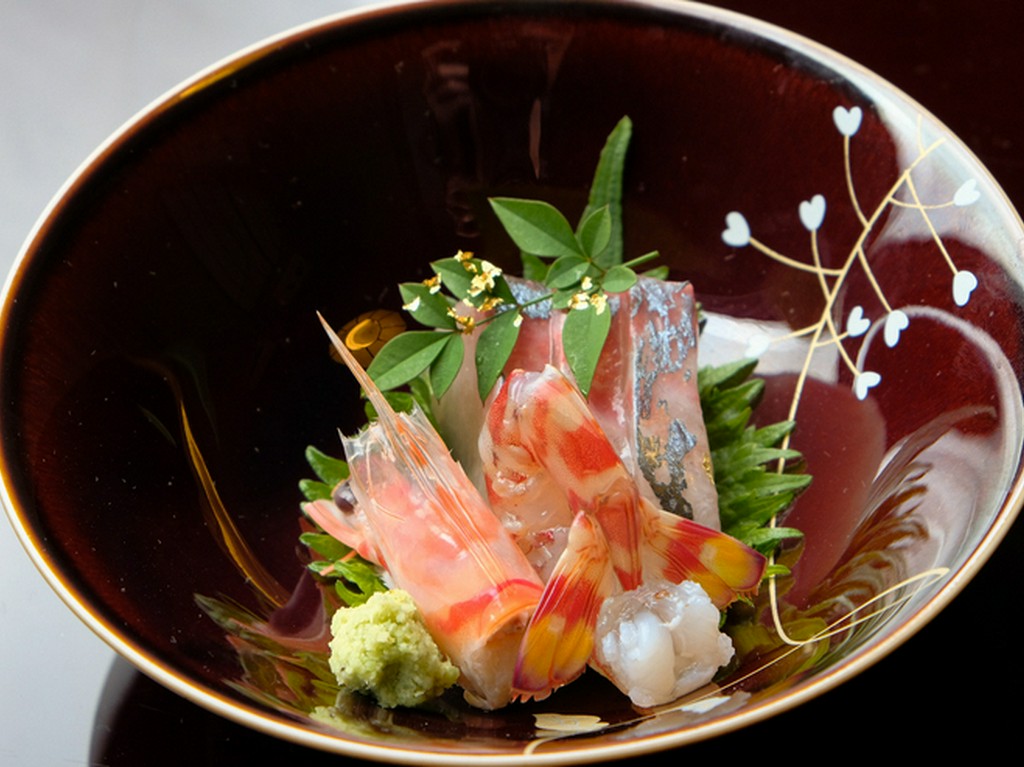 厳選された鮮魚のみを使用した『縞アジと車エビのお造り』