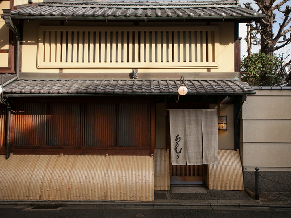 女将のお出迎えが接待のスタート。芸舞妓さんも呼ぶことも